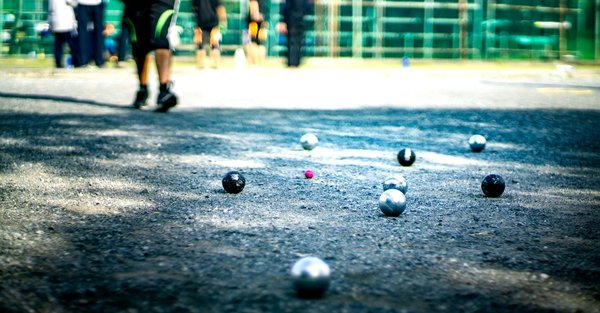 How can petanque players improve their precision and control under competitive stress?